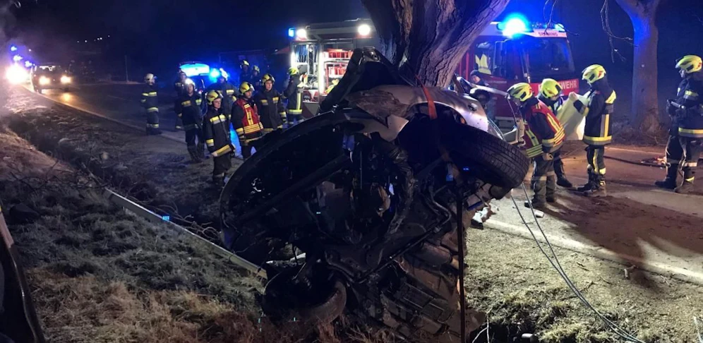 Das Auto wurde bist zur Unkenntlichkeit zerstört.