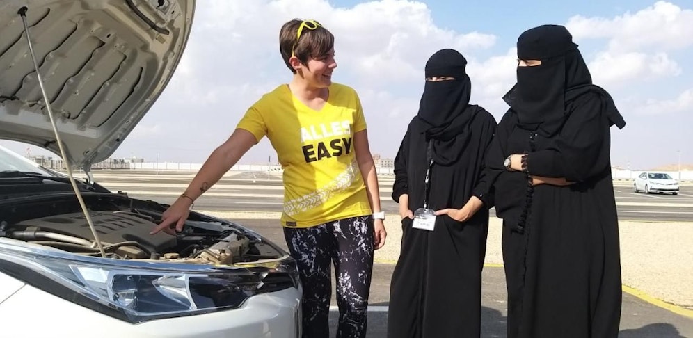 Michelle Oismüller gibt Fahrschul-Unterricht in Saudi-Arabien