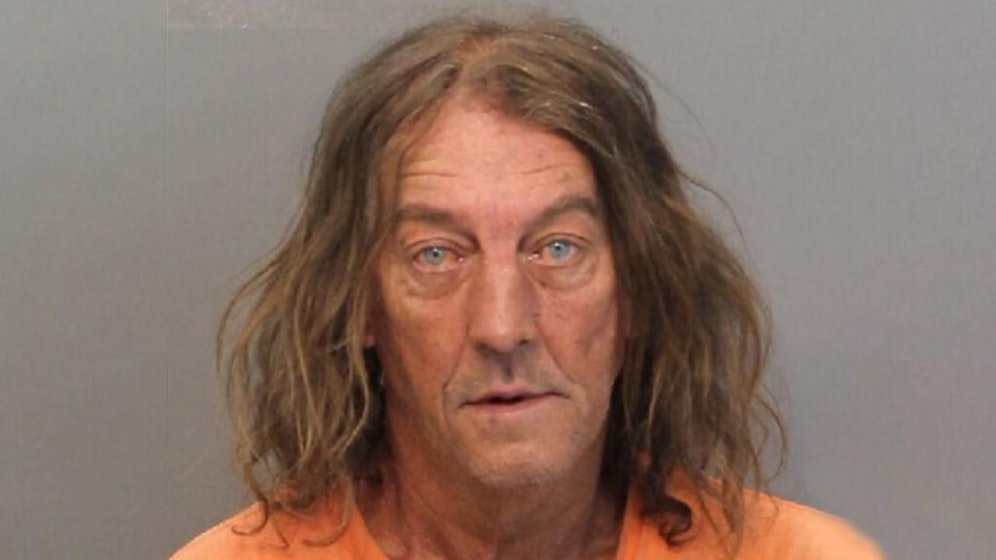 John Arnold wurde wegen Trunkenheit am Zügel ... äh.. Steuer festgenommen.