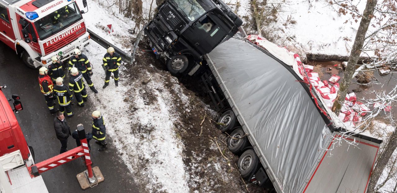 Heute.at - Schneeunfall! Lkw stürzt über Böschung in Fluss