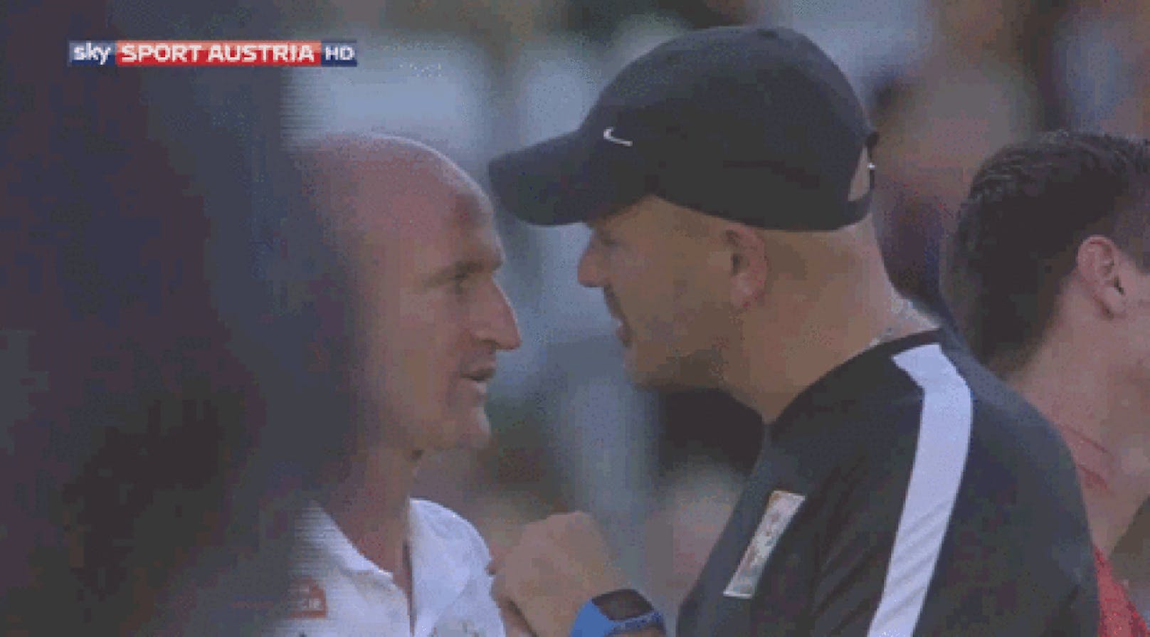 Die TV-Bilder von Sky legen den Verdacht nahe, dass Rapid-Coach Goran Djuricin dem Admira-Tormanntrainer Walter Franta ins Gesicht gespuckt hat.  