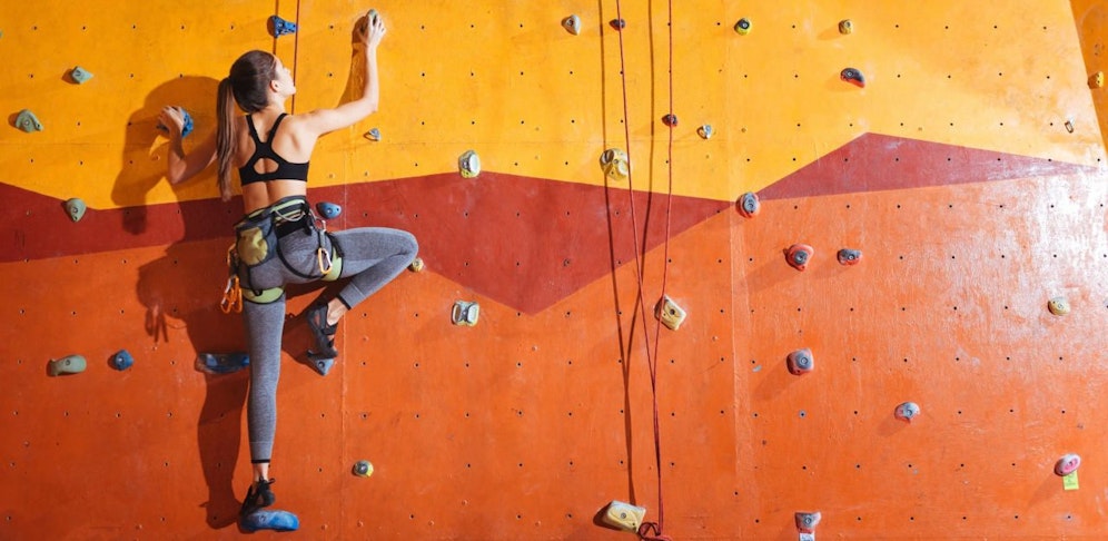 Die Frau stürzte rund sechs Meter in die Tiefe.
