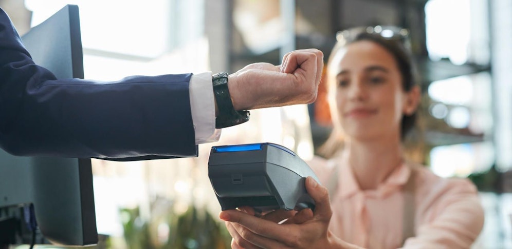 Mit den neuen SwatchPay-Uhren kann man bald auch in Österreich kontaktlos bezahlen.