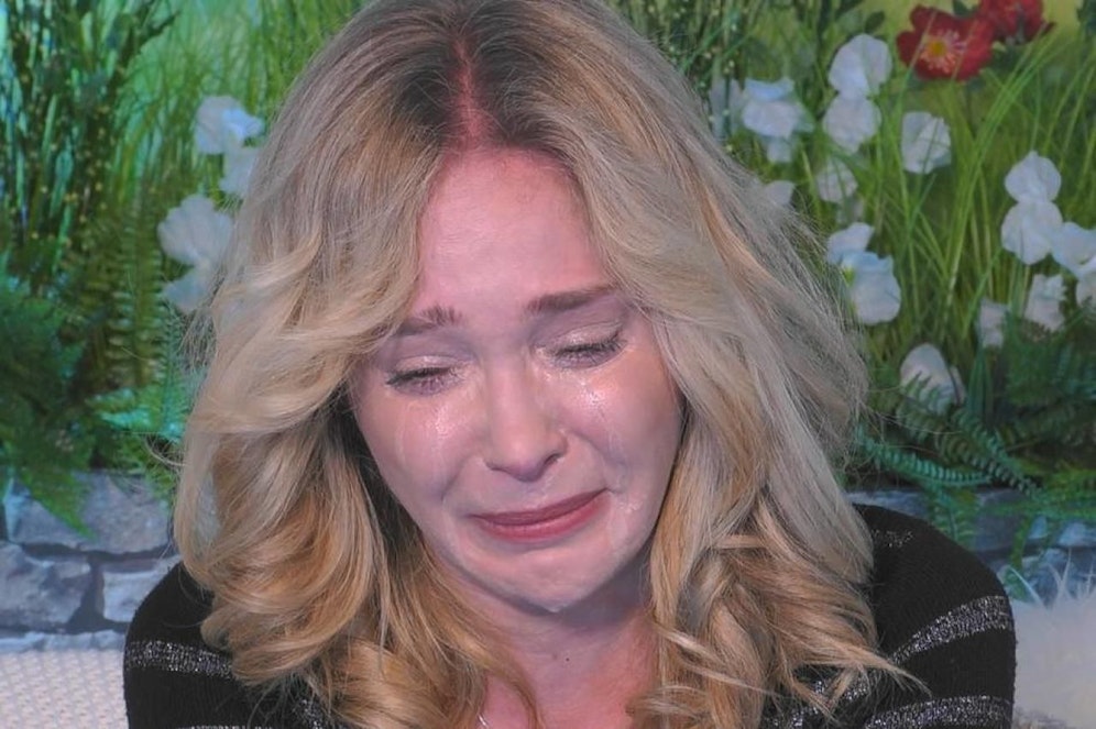 Theresia weint im Promi-Big-Brother-Sprechzimmer, weil ihr Vater sie wegen ihres Ehemannes "ekelhaft" findet. 