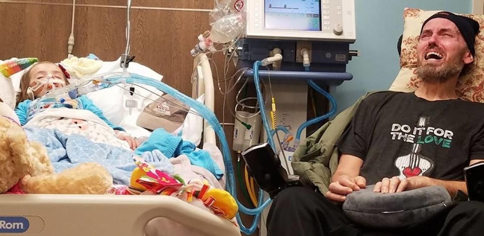 Großvater und Enkelin im Krankenhaus