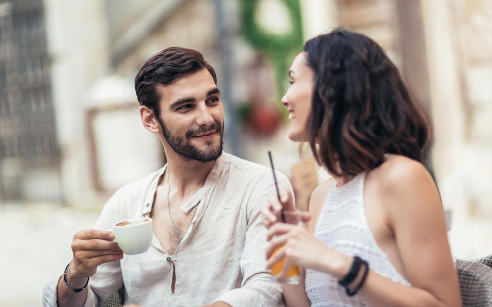 Auch wenn man sich nicht verliebt, gute Fragen können ein erstes Date viel interessanter gestalten. 