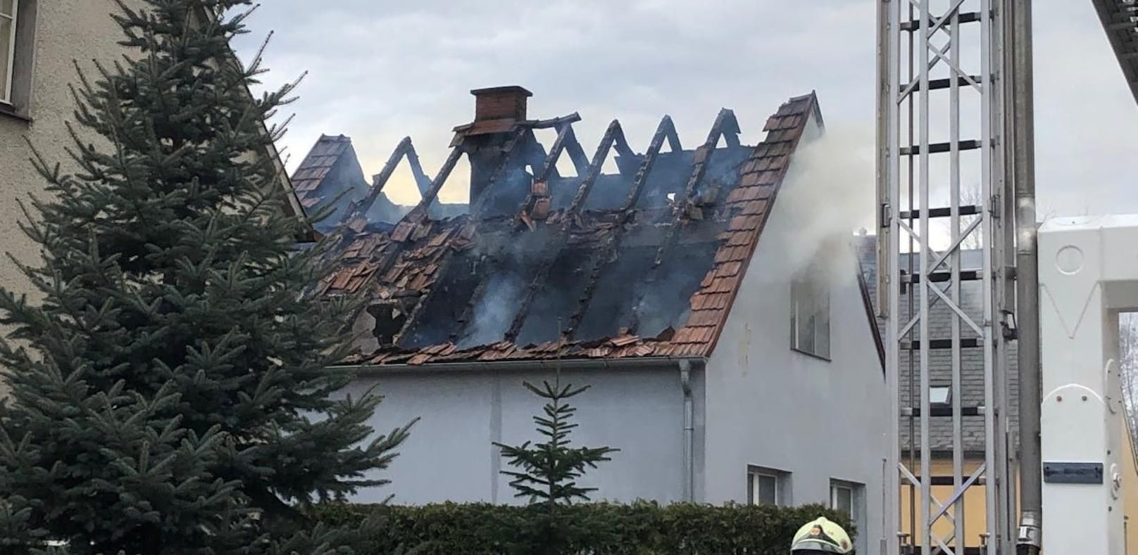 Haus brennt völlig aus – Ehepaar tot geborgen