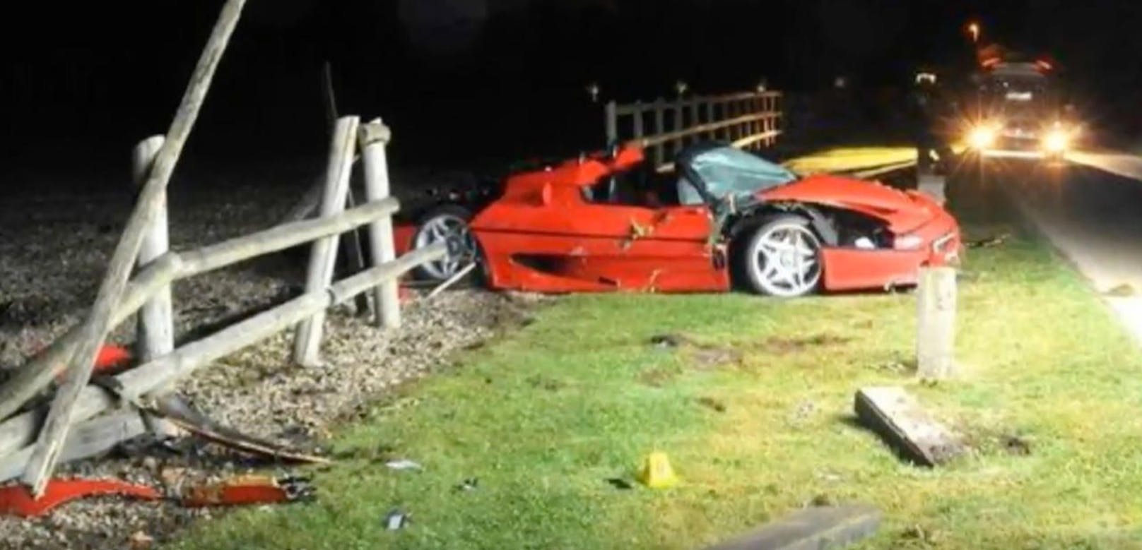 Ort der Tragödie: Der Ferrari F50 hat den Holzzaun gerammt und sich überschlagen. Ein Schüler (13) starb bei dem Unfall.  