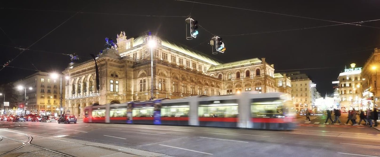 Die Wiener Linien verlängern am 31. Dezember ihre Betriebszeiten, damit Du sicher und bequem ins neue Jahrzehnt fahren kannst. 