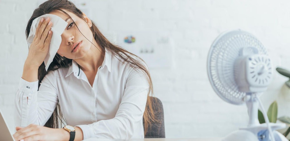 Schwitzen im Büro soll laut AK bald der Vergangenheit angehören (Symbolbild).