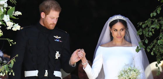 Meghan trug bei ihrer Hochzeit mit Prinz Harry ein strahlend weißes Kleid von der&nbsp;Givenchy-Designerin Claire Waight Keller.
