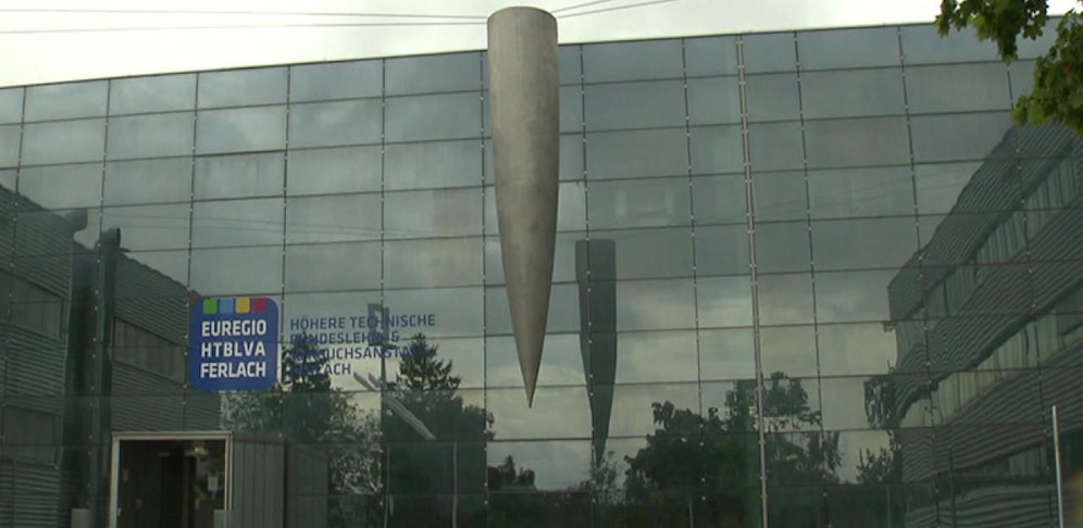 Die mit Anzeigen eingedeckte HTL-Ferlach.