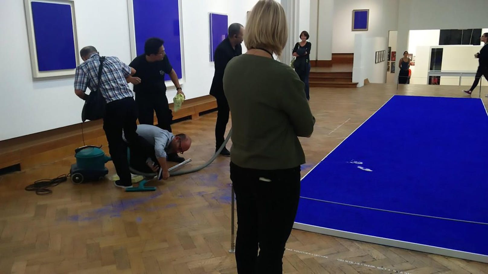 Infarkt-Alarm bei der Museumsleitung im &quot;Bozar&quot; in Brüssel: Der Besucher ist in das Kunstwerk gestolpert und hat die blaue Farbe im Gebäude verteilt! 
