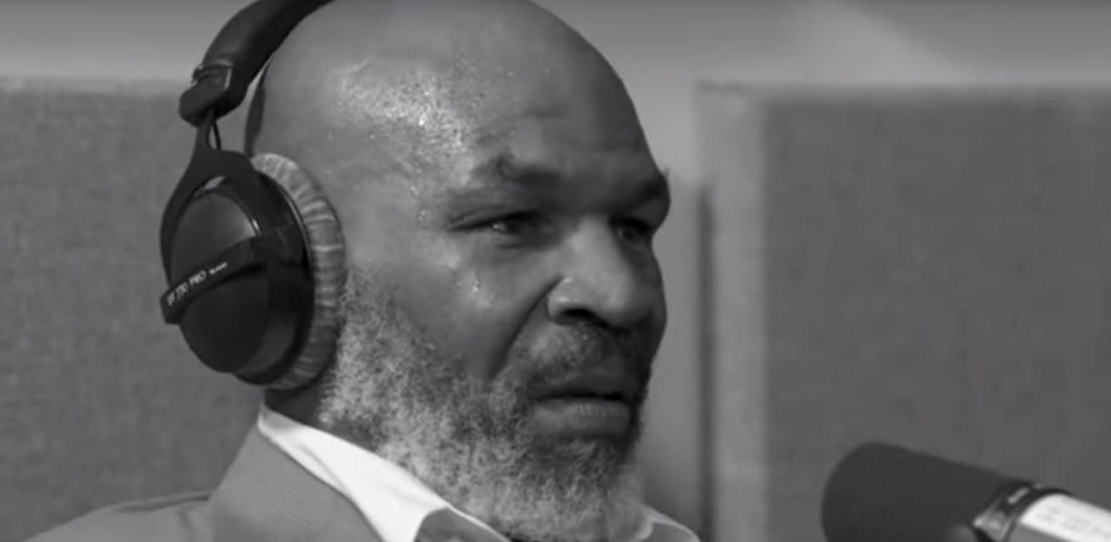 Kult-Boxer Mike Tyson kann in einem Radio-Interview gleich mehrmals seine Tränen nicht zurückhalten. 