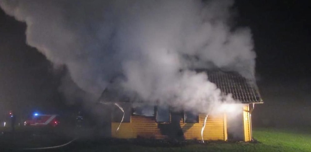 Das Gebäude des 57-jährigen Besitzers und Gastwirtes wurde von den Flammen gänzlich zerstört.