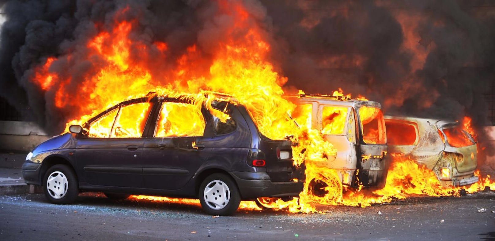 Die Flammen griffen auch auf nebenstehende Autos über. Symbolfoto