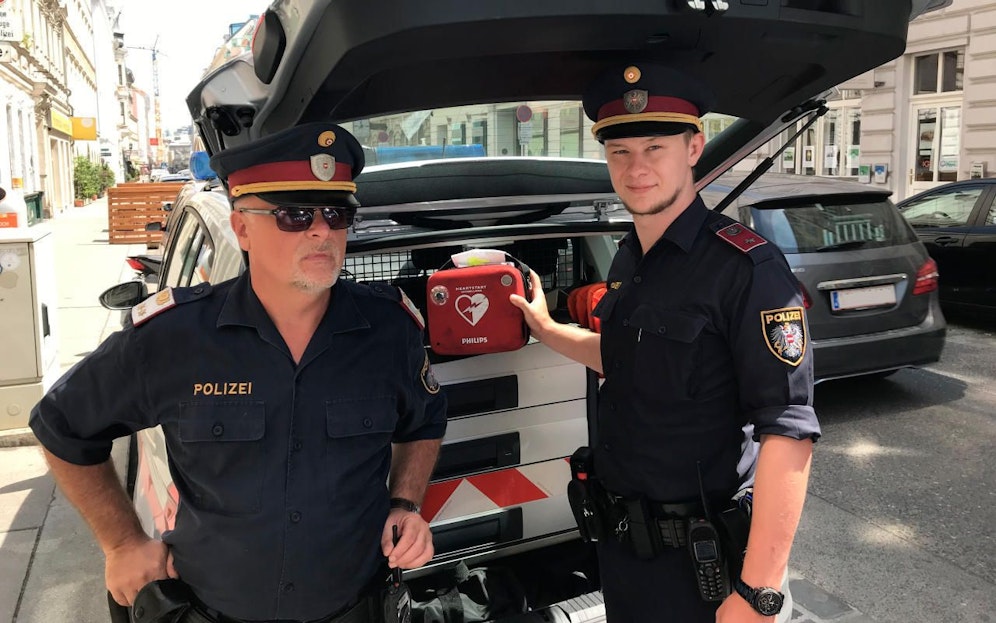 Kommandant Kontrollinspektor Walter K. und Lebensretter Inspektor Florian H.. Funkwagenpartner und ebenfalls Lebensretter Insp. Michael F. ist nicht auf dem Foto zu sehen.