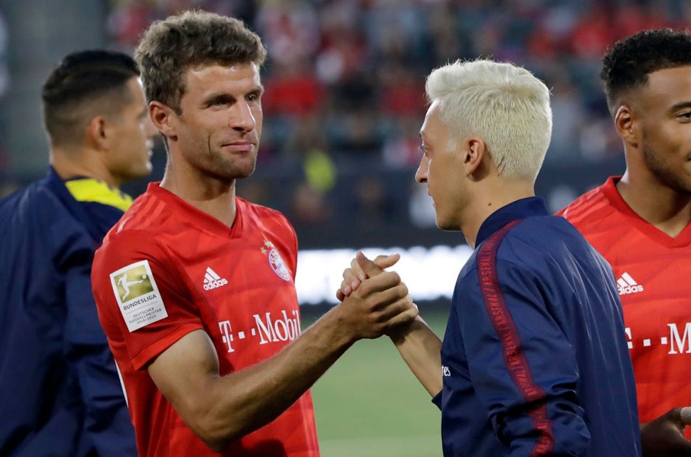 Mesut Özil begrüßt Thomas Müller