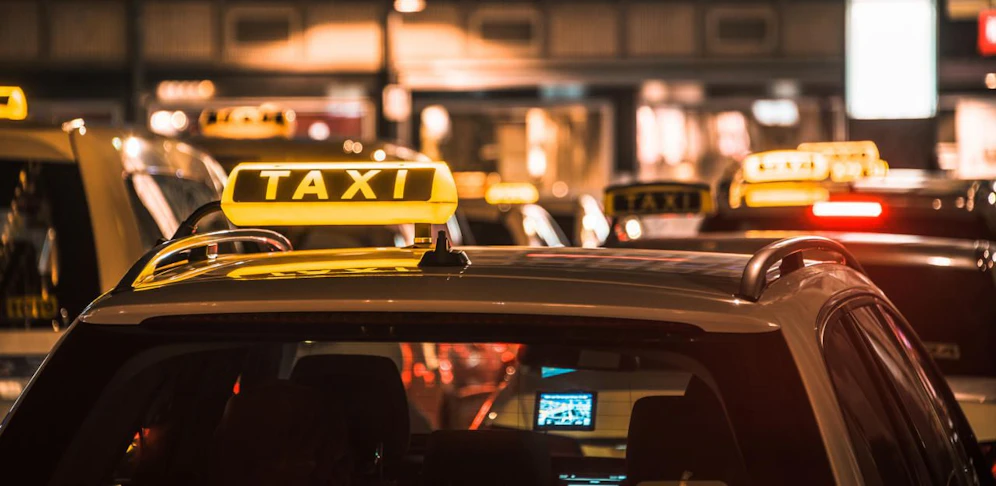 In einem Taxi schlug die Verdächtige mehrmals auf ihren Begleiter ein. 