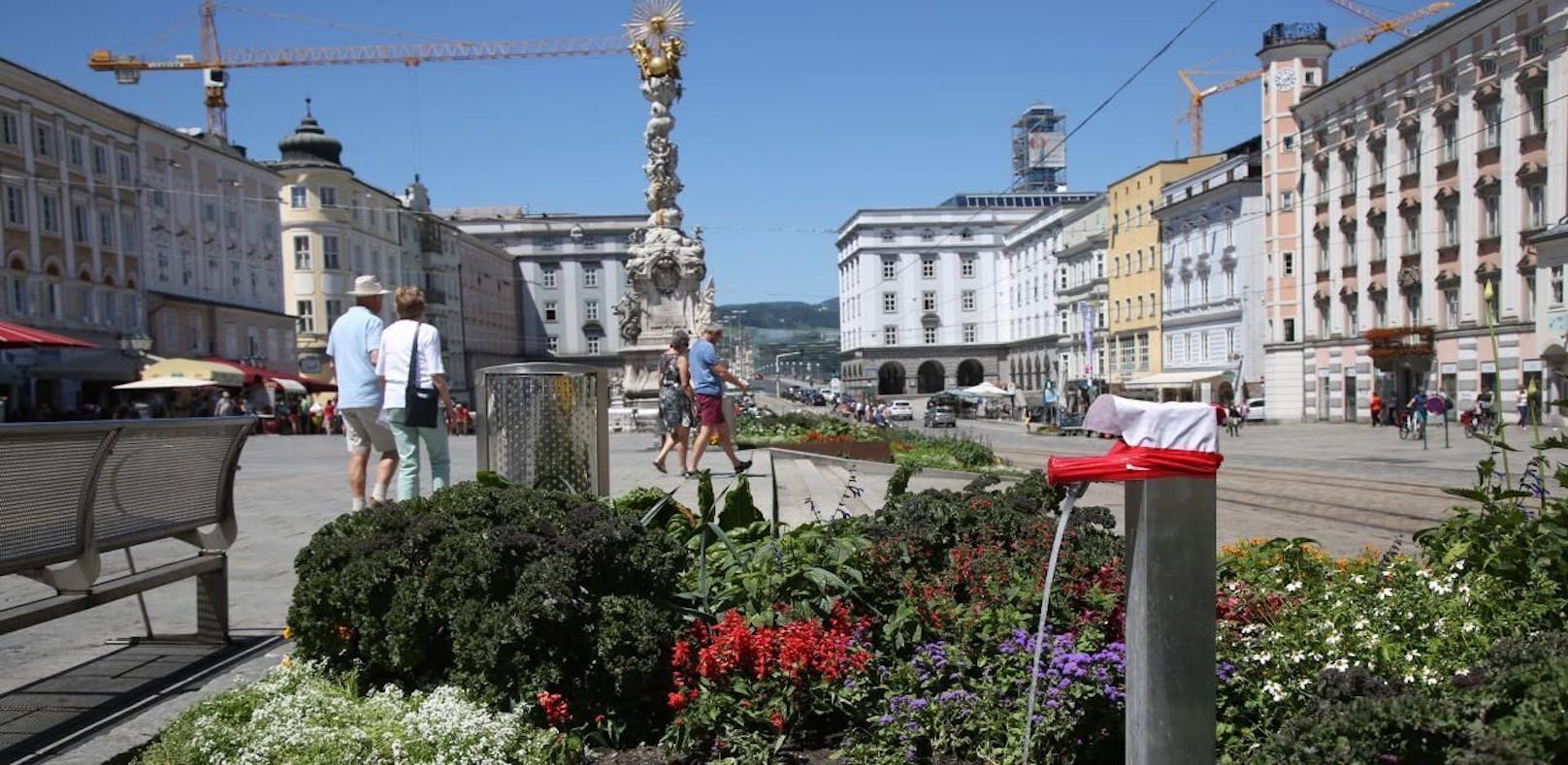 Der Linzer Hauptplatz soll im Sommer für Autos komplett gesperrt werden, fordern die Grünen. 