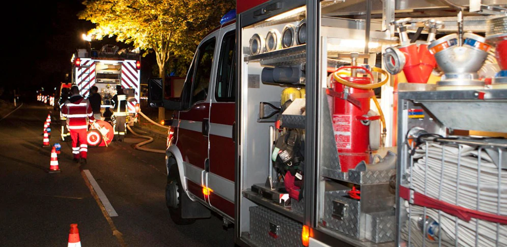 Die Berufsfeuerwehr rückte aus und löschte den Fahrzeugbrand