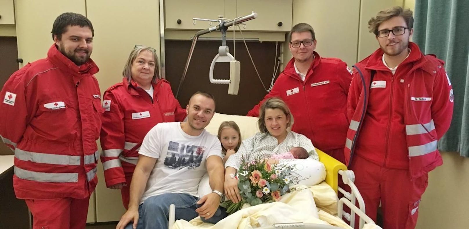 Das ganze Rotkreuz-Team, das bei der Entbindung geholfen hatte, kam, um die kleine Tereza willkommen zu heißen.