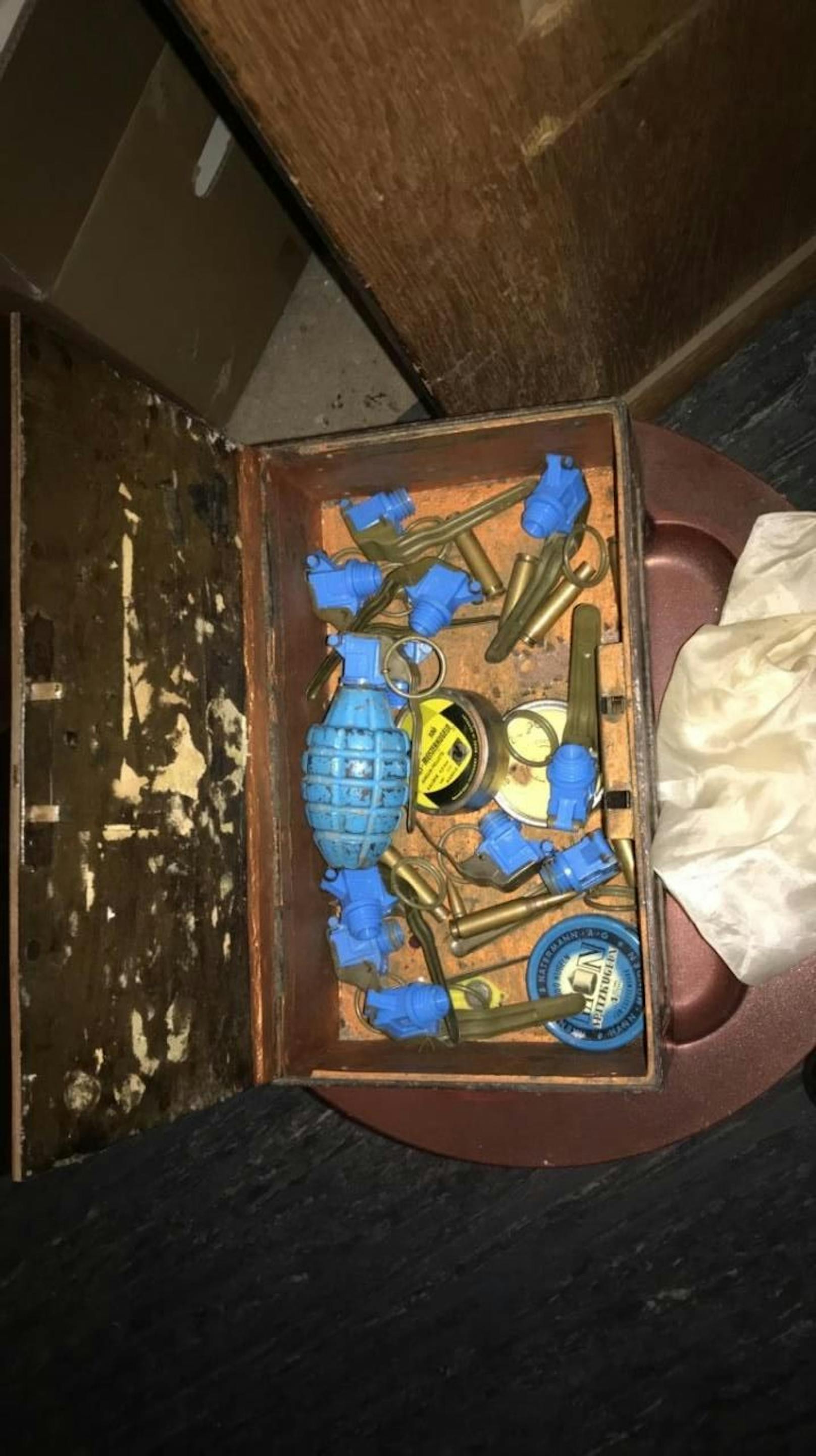 In einer Kiste wurden Munitionsteile und eine Handgranate gefunden.