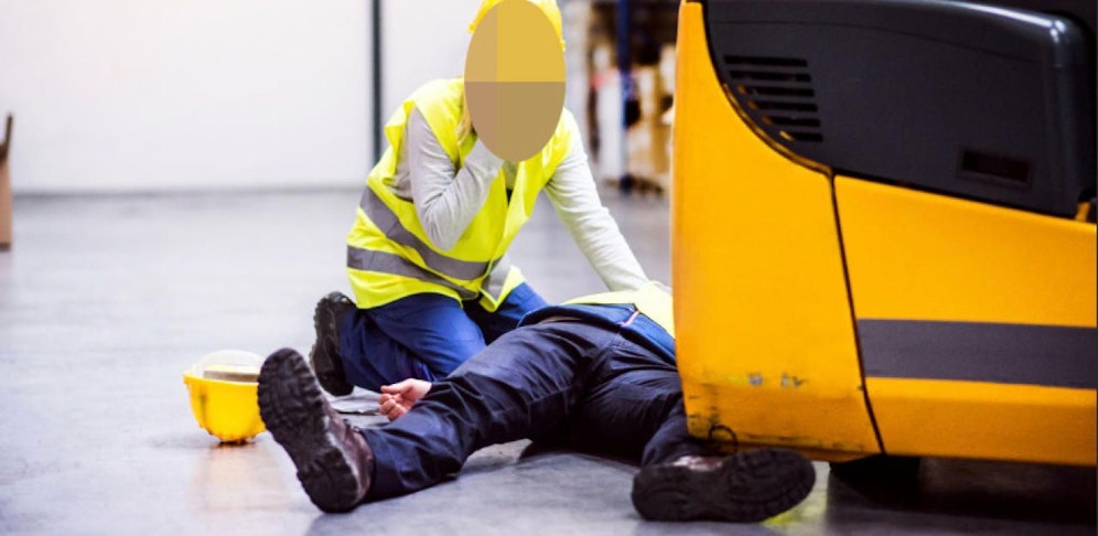 Der Mann wurde vom Stapler gleich zwei Mal überrollt. (Symbolbild)