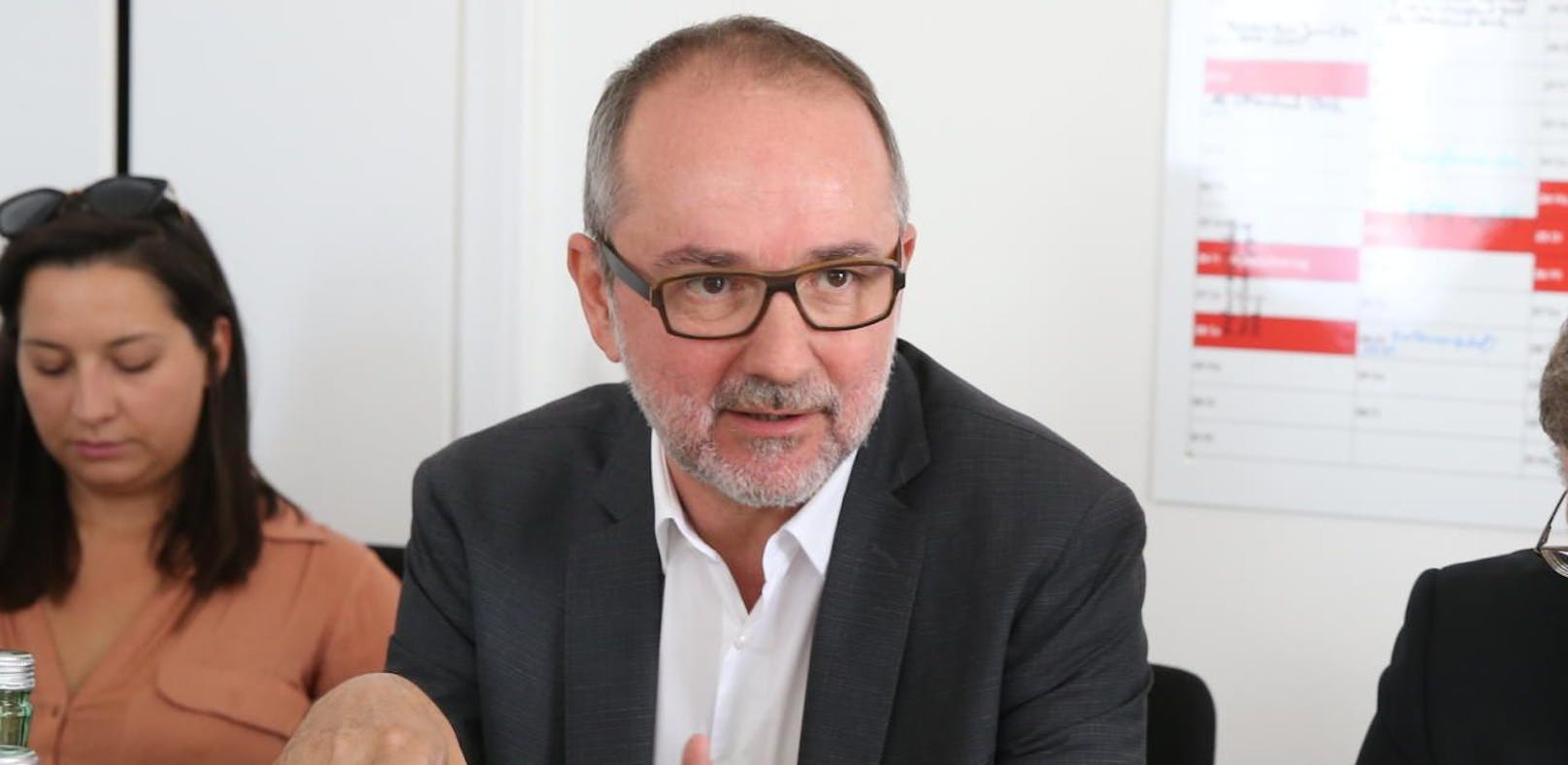 SPÖ-Bundesgeschäftsführer Thomas Drozda und Wahlkampfmanager Christian Deutsch im Gespräch mit Journalisten.
