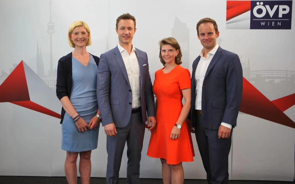 Elisabeth Olischar (30) wird neue Klubvorsitzende der ÖVP Wien (v.l.n.r.: VP-Landesgeschäftsführerin Bernadette Arnoldner, Landesparteiobmann Gernot Blümel, die designierte Klubchefin Elisabeth Olischar und der nicht-amtsführende Stadtrat Markus Wölbitsch) (c) ÖVP Wien