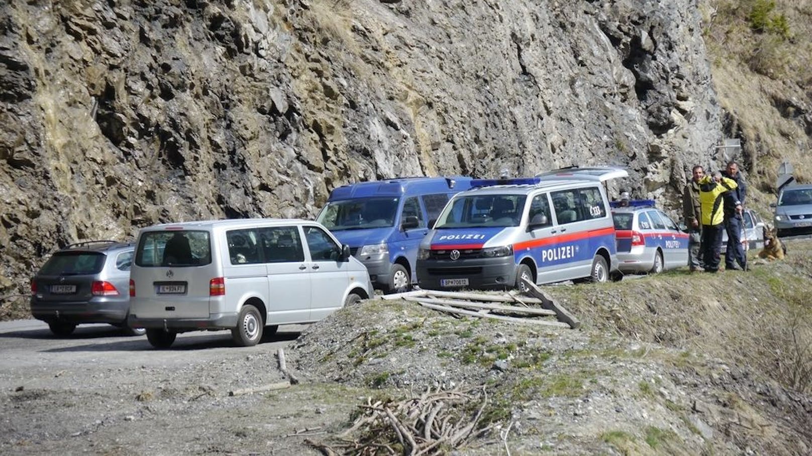 Tür bleibt nach Crash zurück – Lenker mit Fahrerflucht