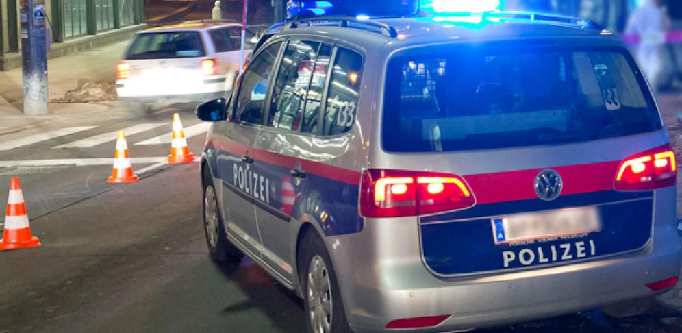 Bei dem Vorfall wurden zwei Polizisten leicht verletzt. 