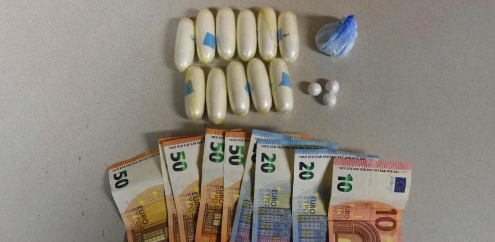 Die Beamten konnten Kokain und Bargeld sicherstellen.