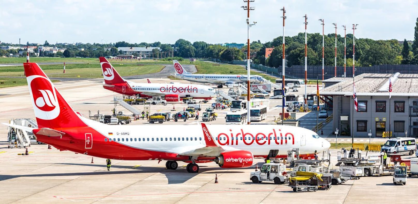 Eine österreichische Schulklasse strandete am Airport Berlin Tegel weil die Fluglinie ihren Flieger grundlos stornierte  zwei Mal.