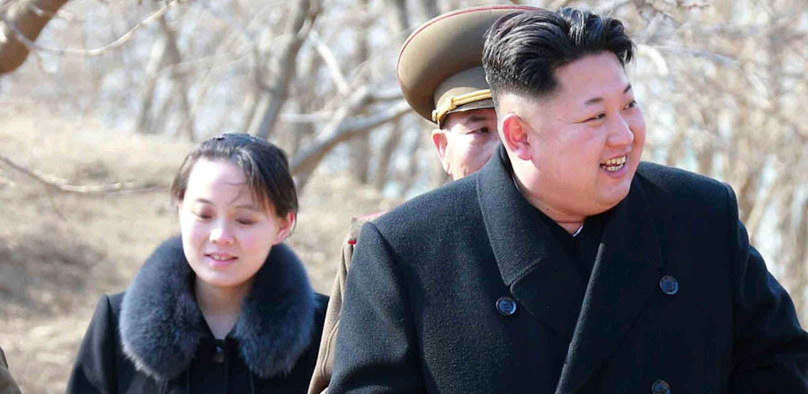 Der nordkoreanische Machthaber Kim Jong-n (r) und seine Schwester Kim Yo-jong (l).