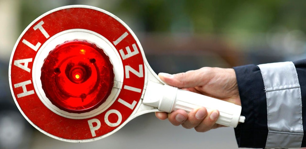 Die Männer gaben sich als Zivilpolizisten aus und hielten ein Auto an.