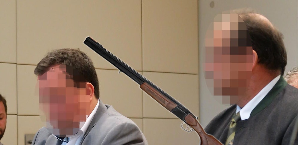 Die beiden Beamten vor Gericht.