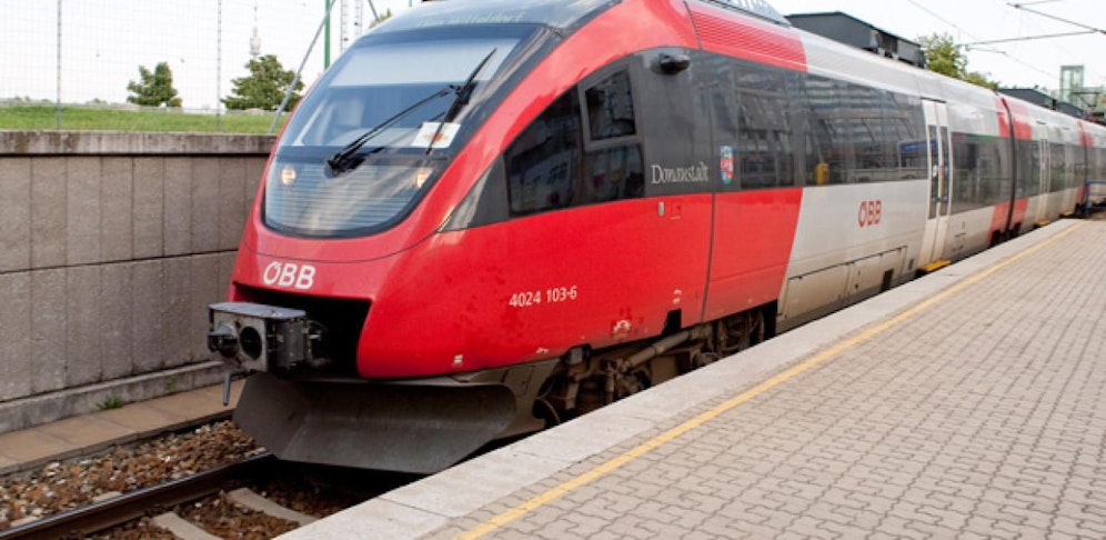 In der S-Bahn ging ein Fahrgast auf einen ÖBB-Mitarbeiter los, wollte weder Fahrschein, noch Ausweis herzeigen.