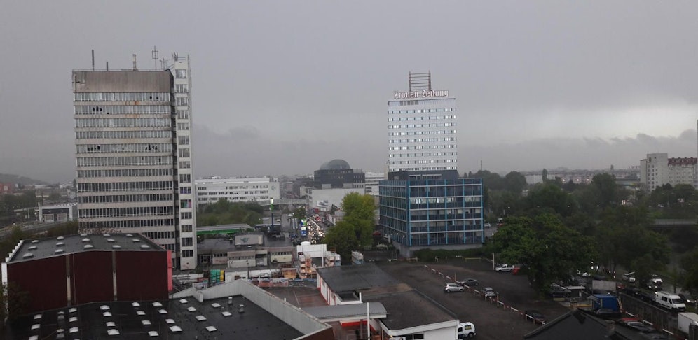 Blick aus der "Heute"-Redaktion im 19. Bezirk zeigte den Himmel dunkel verhüllt. Gegen 19 Uhr setzte starker Regenfall ein.