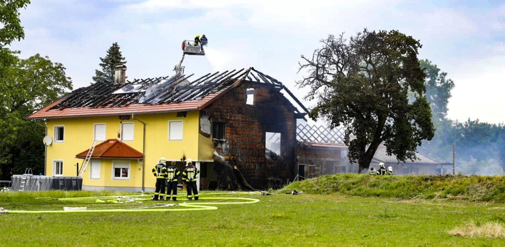 14 Feuerwehren bei Brand in Bauernhaus im Einsatz