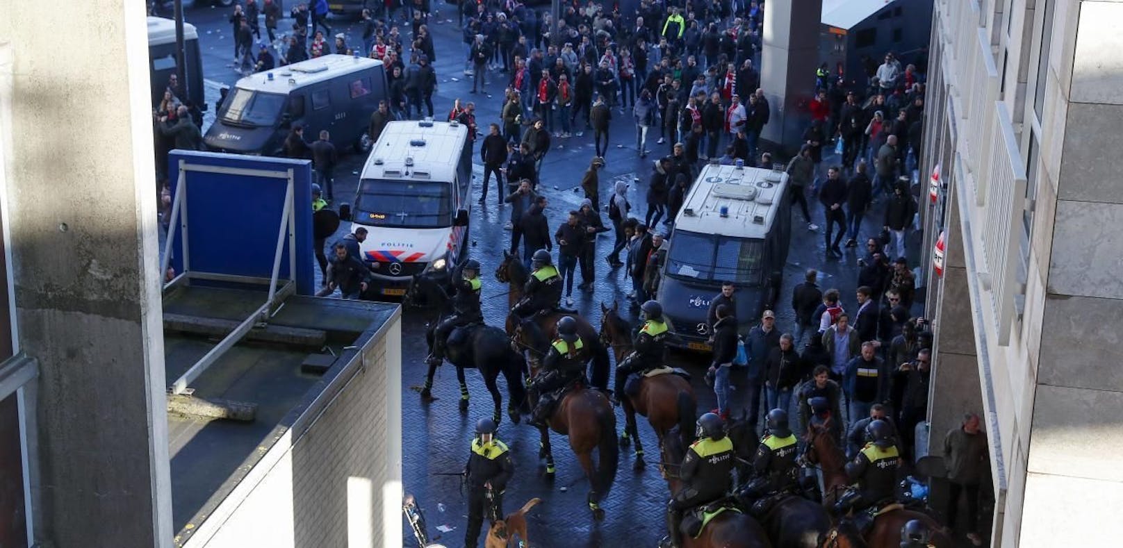 Die Polizei musste gegen Ajax-Ultras vorgehen. 120 mitgereiste Juve-Fans wurden festgenommen.