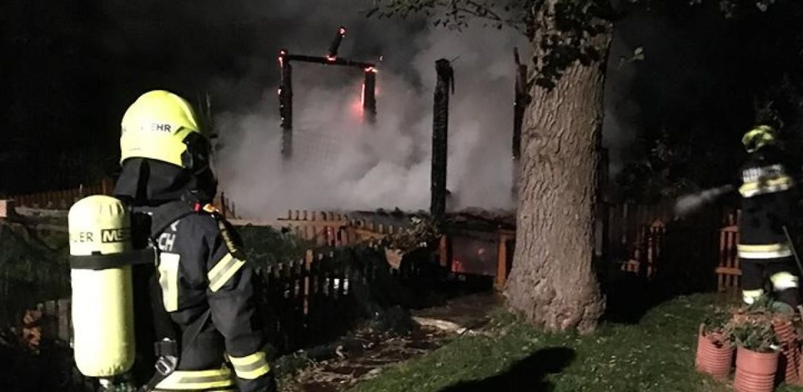 Feueralarm: Gartenhütte brannte völlig nieder