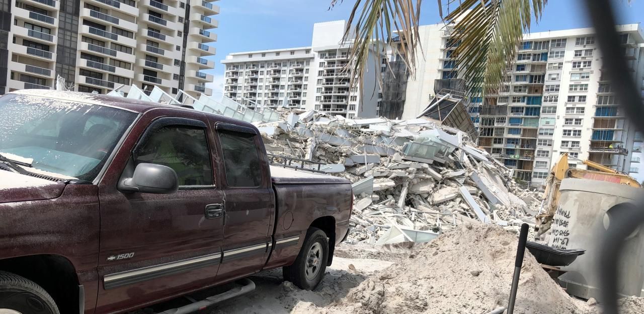 Heute.at - 12-stöckiges Haus stürzt in Miami ein – Leser vor Or...