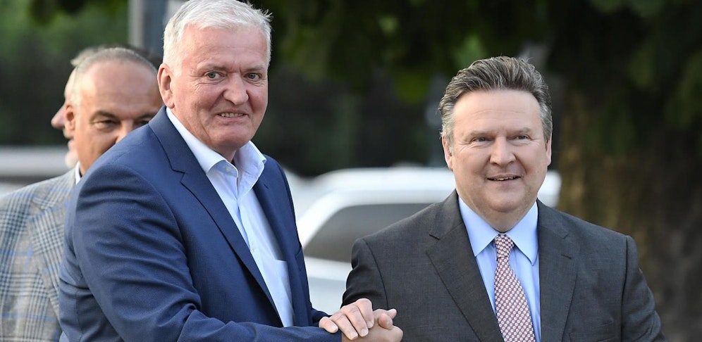 Auch die roten Landeschefs von Wien (Michael Ludwig, rechts) und Niederösterreich (Franz Schnabl, links) bieten ihren gekündigten Kollegen aus der Bundespartei Jobs an.