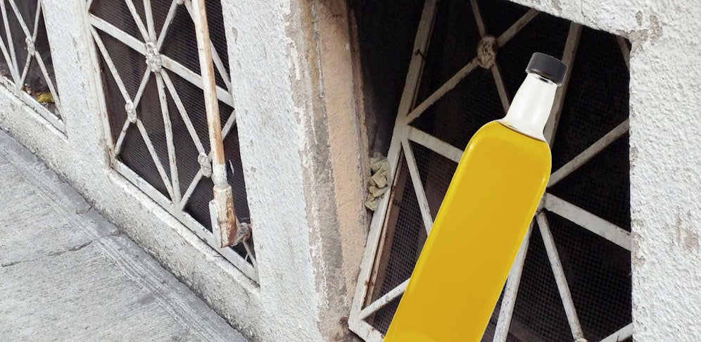 Der Sirup wurde durchs Fenster ins Freie gereicht.