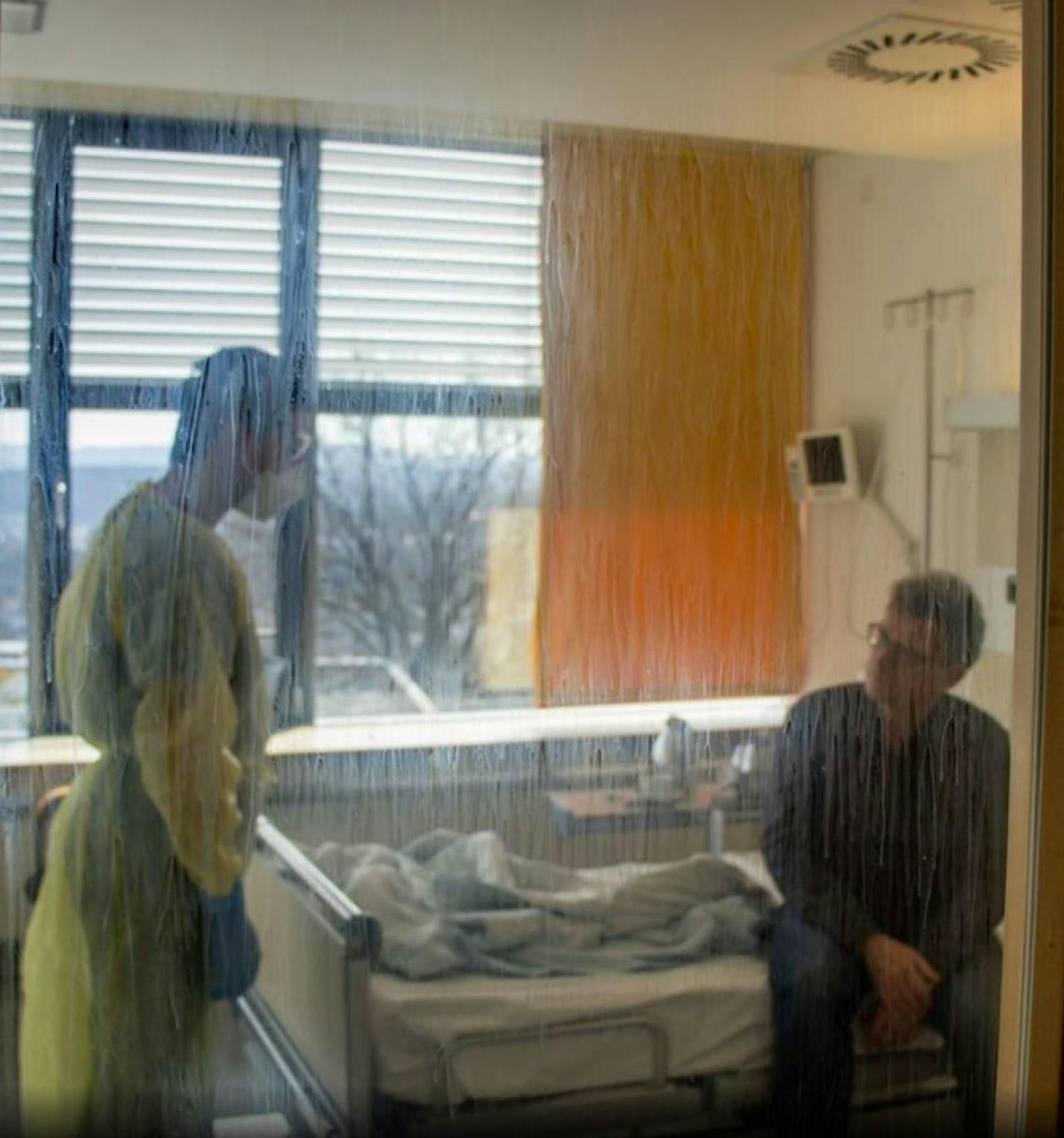Der Oberarzt der Isolierstation an der Uniklinik Thübingen, Stefano Fusco, im Gespräch mit dem 59-jährigen Patienten.