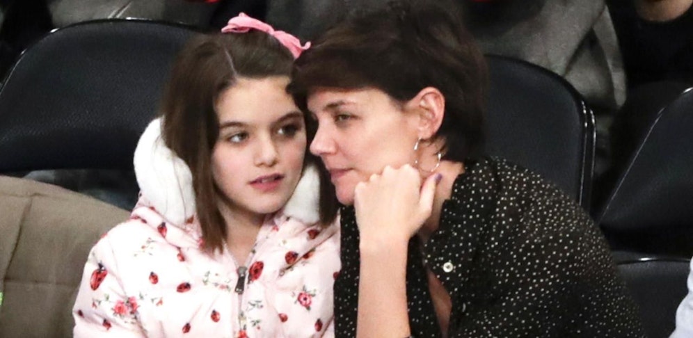 Suri und Katie Holmes am 16. Dezember 2017 im Madison Square Garden in New York. 