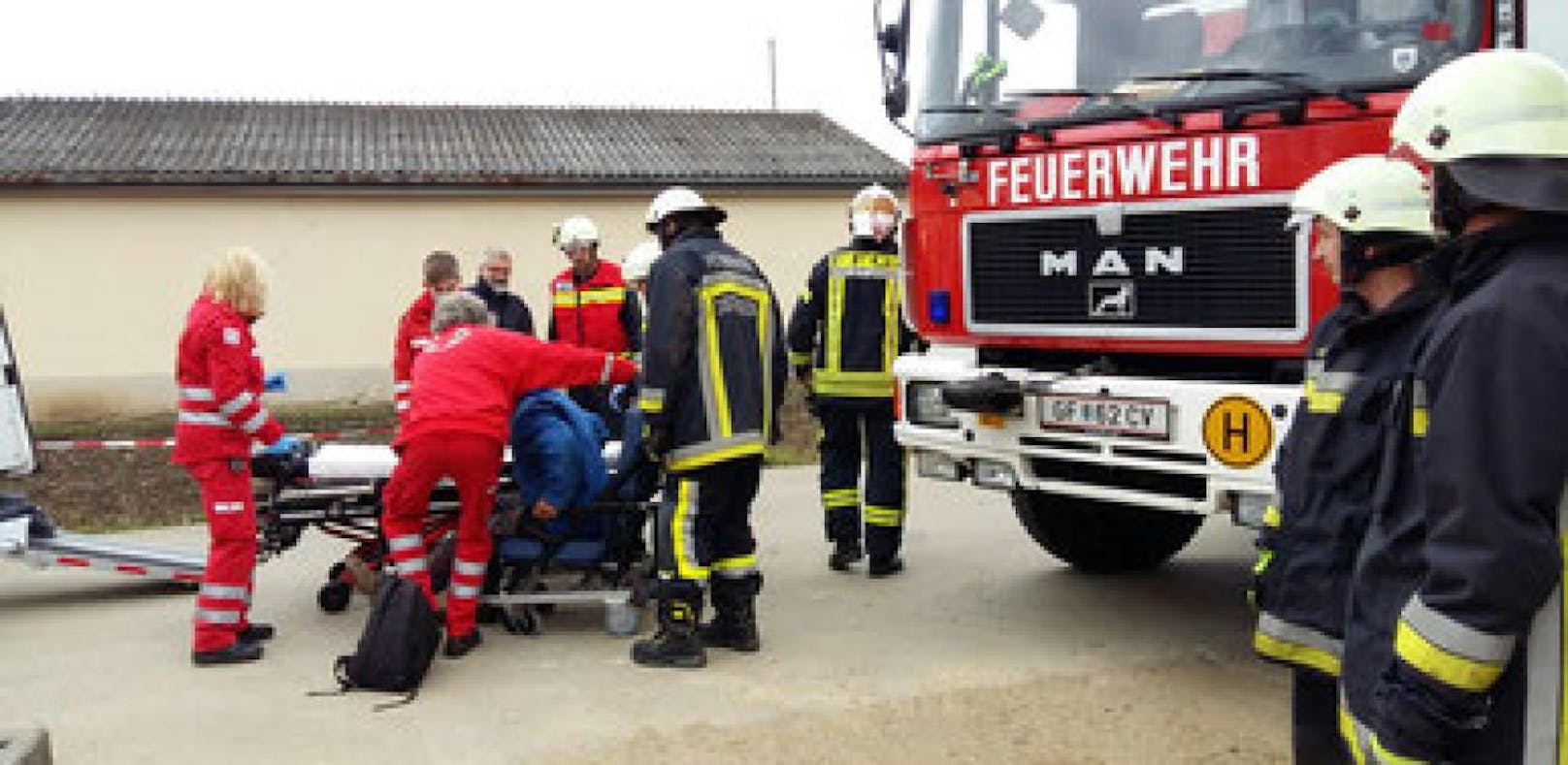 Die Rettungskräfte brachten den Verletzten von der Baustelle und transportierten ihn ins Spital.