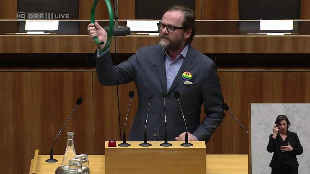 Neos-Mandatar Sepp Schellhorn vergleicht das Rückgrat des abtrünnigen Mandatars Vavrik mit einem Gartenschlauch.