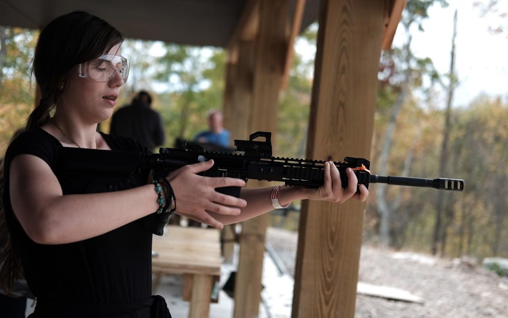 Eine US-Amerikanerin Frau feuert eine AR-15 auf einem Schießstand in Pennsylvania ab. Symbolbild